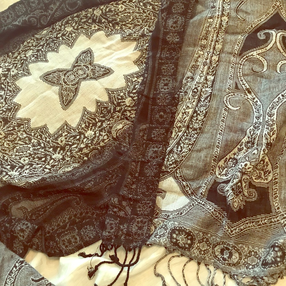 Women’s scarf
